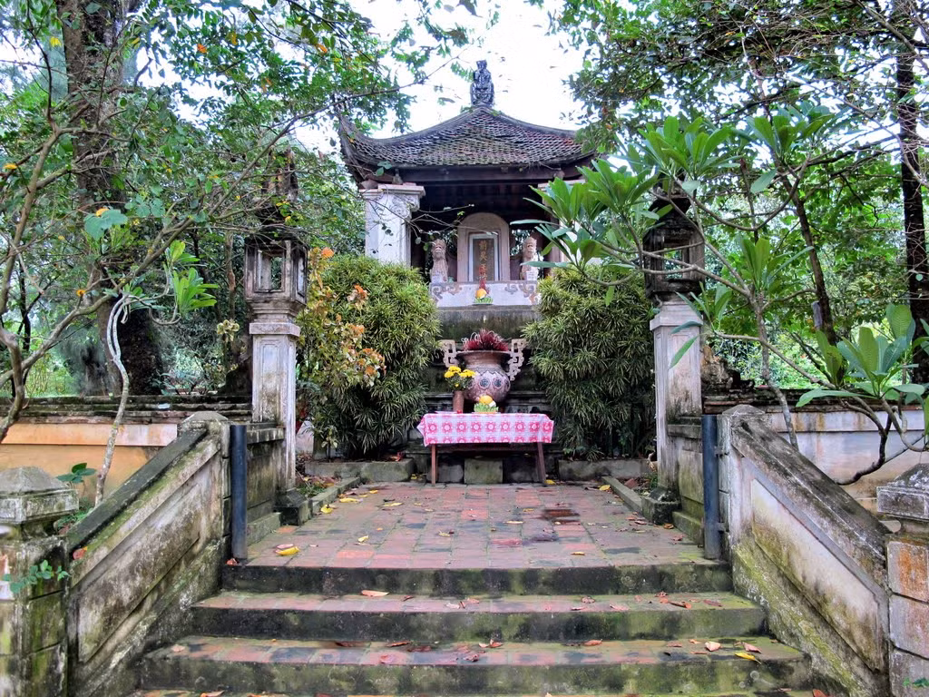 Đền thờ và Lăng Vua Ngô Quyền có diện tích nhỏ nhưng khuôn viên bao bọc rất rộng rãi, bốn mùa phủ màu xanh bóng mát của các loài cây, hoa quý, tạo không gian thoáng mát, dễ chịu, hài hòa và linh thiêng. Ngoài viện tham quan di tích, du khách còn được hồi tưởng về những địa danh xung quanh gắn liền với công lao, thân thế, sự nghiệp của vua Ngô Quyền như: giếng Ngọc, vũng Hùm, đàn trời, bãi Xà mâu.