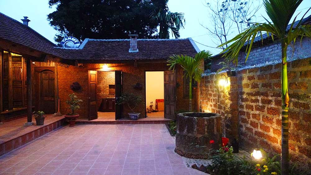 Làng cổ Đường Lâm hiện có 956 ngôi nhà cổ được xây dựng từ năm 1649 và vẫn được gìn giữ cho đến ngày nay. Hầu hết các nhà cổ đều được xây dựng theo phong cách nhà 5 gian hay 7 gian với các vật liệu như gỗ xoan, tre nứa, gạch nung, gói đỏ, đá ong hay mùn cưa.