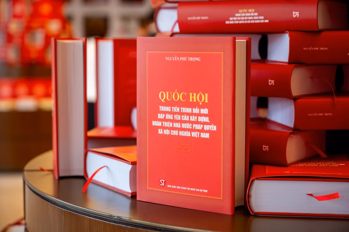 Ra mat cuon sach cua Tong Bi thu Nguyen Phu Trong ve Quoc hoi trong tien trinh doi moi