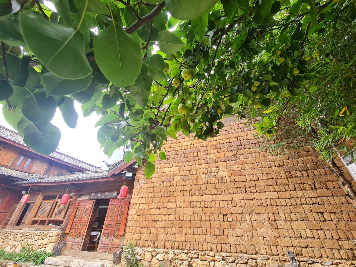 Do nằm khá gần với thành phố Lệ Giang, du khách đi về phía Bắc dọc theo đường đại lộ phía Đông khoảng 4km, rồi đi thêm khoảng 3km là đến Thúc Hà cổ trấn. Khung cảnh bình yên ở nơi cổ trấn tuyệt đẹp này giúp du khách tạm quên đi những mệt mỏi, ưu phiền.