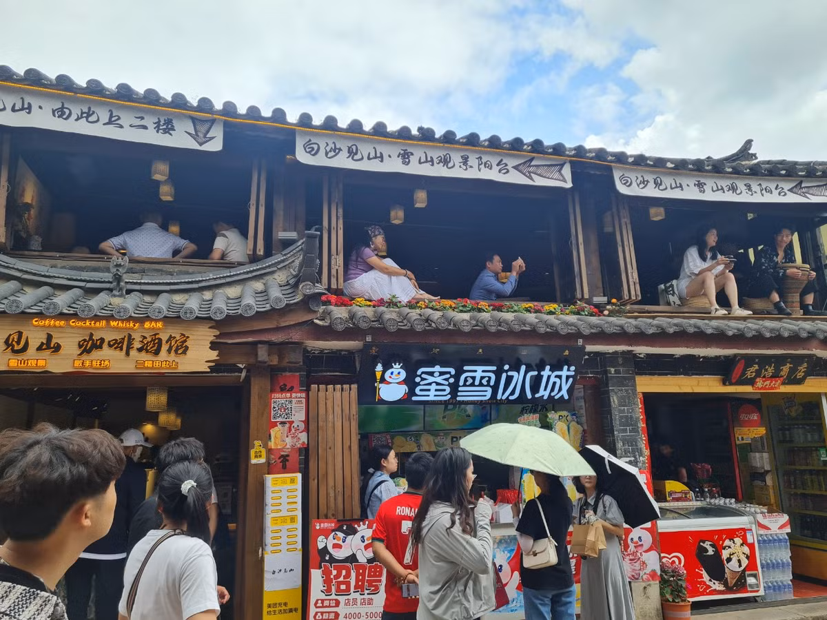 Quán cà phê có nhạc sống. Du khách vừa nhâm nhi đồ uống, vừa có thể thưởng thức những giai điệu ngọt ngào, dìu dặt từ tiếng đàn ghi ta, giọng hát quyến rũ và tiếng trống bập bùng.