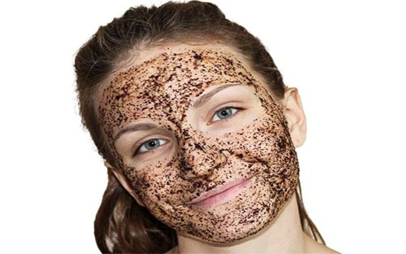 Giảm sưng mắt: Để bã cà phê nguội rồi đắp lên mắt và vùng mí mắt, sau đó rửa sạch với nước mát, việc này sẽ giúp giảm thâm và sưng vùng mắt.