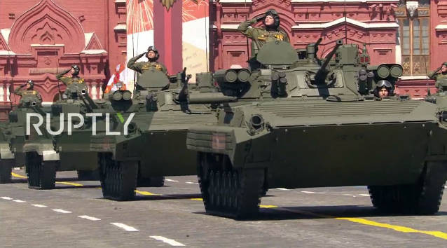 Xe chiến đấu bộ binh BMP-2M với tháp pháo Berezhok cũng xuất hiện của lẽ duyệt binh năm nay.