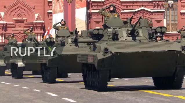 Xe chiến đấu bộ binh BMP-2M với tháp pháo Berezhok cũng xuất hiện của lẽ duyệt binh năm nay.