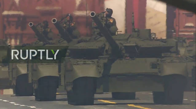 Song hành cùng những xe tăng T-34/85 đã đi vào huyền thoại của Quân đội Nga, sự hiện diện lần đầu tiên của xe tăng chiến đấu chủ lực T-90M và T-80BVM là nét đặc biệt của lễ duyệt binh năm nay.