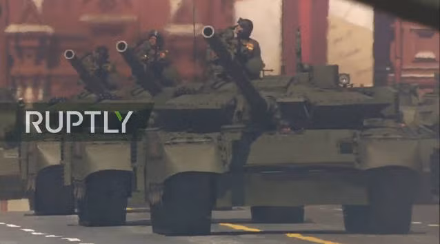 Song hành cùng những xe tăng T-34/85 đã đi vào huyền thoại của Quân đội Nga, sự hiện diện lần đầu tiên của xe tăng chiến đấu chủ lực T-90M và T-80BVM là nét đặc biệt của lễ duyệt binh năm nay.