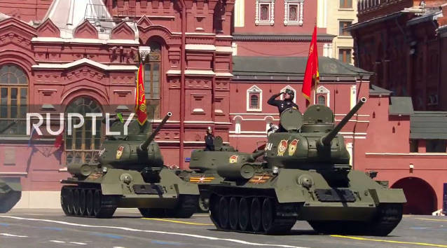 Dẫn đầu cho khối khí tài cơ giới là 31 xe tăng huyền thoại T-34/85. Dòng xe tăng này được xem như biểu tượng chiến thắng, hình ảnh đặc trưng của Hồng quân Liên Xô trong thế chiến thứ hai.