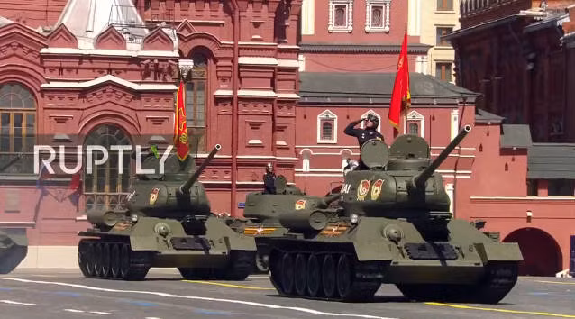 Dẫn đầu cho khối khí tài cơ giới là 31 xe tăng huyền thoại T-34/85. Dòng xe tăng này được xem như biểu tượng chiến thắng, hình ảnh đặc trưng của Hồng quân Liên Xô trong thế chiến thứ hai.