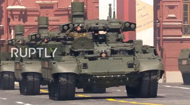 Theo sau dàn xe tăng Nga cực mạnh mẽ là dàn xe chiến đấu hỗ trợ tăng BMPT.