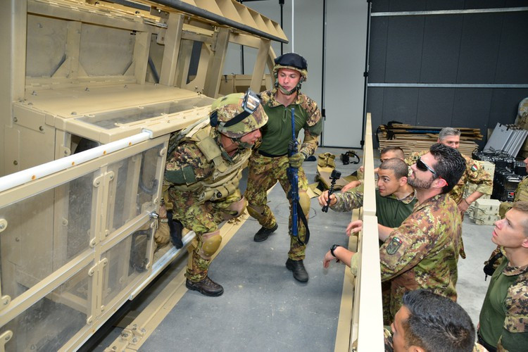 "Tôi sẽ chết một cách thành công. Một cuộc chiến 10 năm khác ở Trung Đông chắc chắn sẽ để lại dấu ấn cho tôi", binh sĩ Melzer tuyên bố. Anh ta không biết được rằng "người trung gian" mà anh ta liên hệ lại là một chỉ điểm viên của FBI.