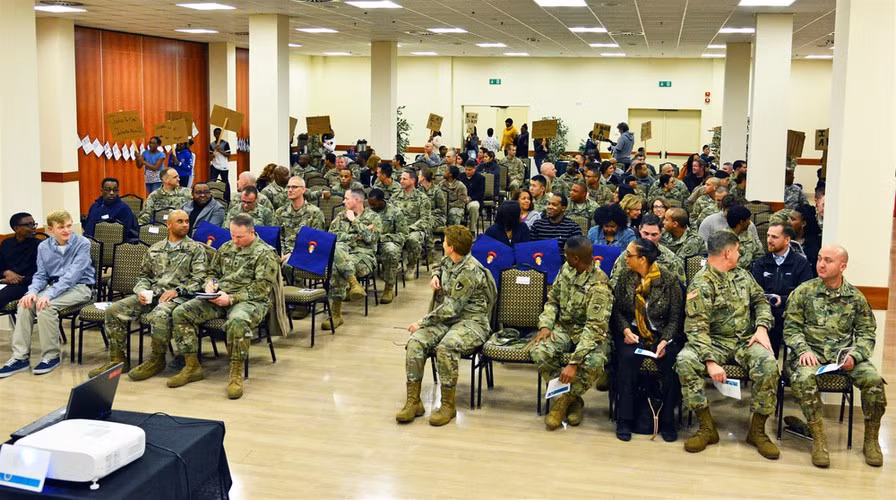 Các điều tra viên cho biết Melzer dùng ứng dụng mã hóa để gửi thông tin cho thành viên và cộng sự của O9A, cùng một nhóm liên quan có tên "Sư đoàn RapeWaffen".