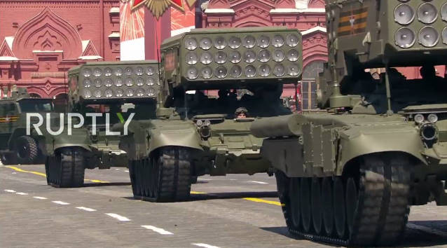 Ngoài các vũ khí, tên lửa hạt nhân mang tính răn đe cực mạnh, Quân đội Nga cũng phô diễn nhiều loại hỏa lực hạng nặng rất nổi tiếng tại lễ duyệt binh hoành tráng năm nay. Trong ảnh là hệ thống phun lửa hạng nặng TOS-1.