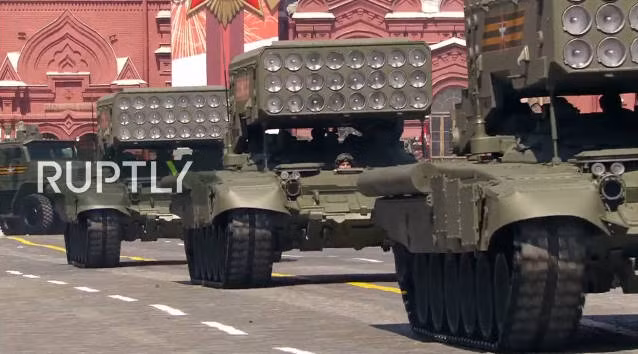 Ngoài các vũ khí, tên lửa hạt nhân mang tính răn đe cực mạnh, Quân đội Nga cũng phô diễn nhiều loại hỏa lực hạng nặng rất nổi tiếng tại lễ duyệt binh hoành tráng năm nay. Trong ảnh là hệ thống phun lửa hạng nặng TOS-1.