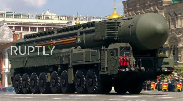 Hôm nay 24/6, Nga tổ chức Lễ duyệt binh kỷ niệm 75 năm Ngày Chiến thắng phát xít. 11h00 (giờ Moscow), sau màn diễu hành của binh sĩ các binh chủng quân đội Nga, sự xuất hiện của dàn vũ khí, khí tài hạng nặng trong biên chế quân đội Nga thực sự gây chú ý và nhận được sự quan tâm đặc biệt của giới quan sát quốc tế.