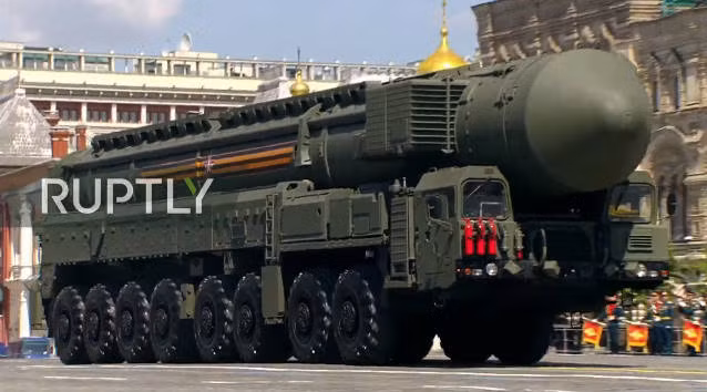 Hôm nay 24/6, Nga tổ chức Lễ duyệt binh kỷ niệm 75 năm Ngày Chiến thắng phát xít. 11h00 (giờ Moscow), sau màn diễu hành của binh sĩ các binh chủng quân đội Nga, sự xuất hiện của dàn vũ khí, khí tài hạng nặng trong biên chế quân đội Nga thực sự gây chú ý và nhận được sự quan tâm đặc biệt của giới quan sát quốc tế.