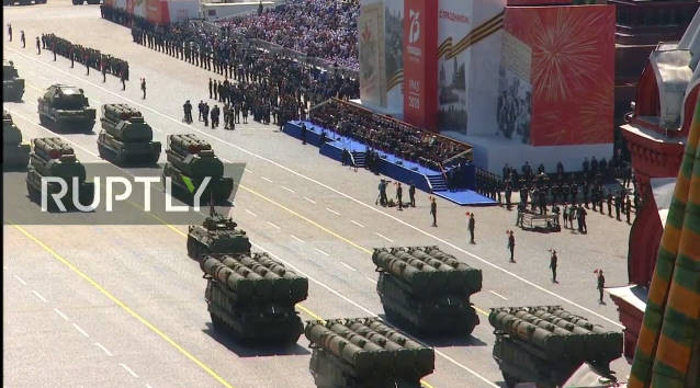 Đáng chú ý tiếp theo là các bệ phóng di động của hệ thống phòng không tầm xa S-300V4 tiến vào Quảng trường Đỏ.