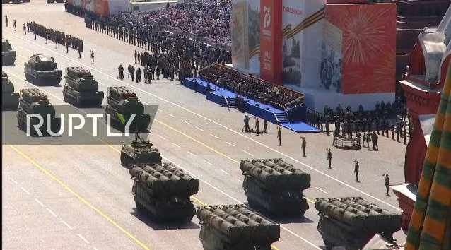 Đáng chú ý tiếp theo là các bệ phóng di động của hệ thống phòng không tầm xa S-300V4 tiến vào Quảng trường Đỏ.