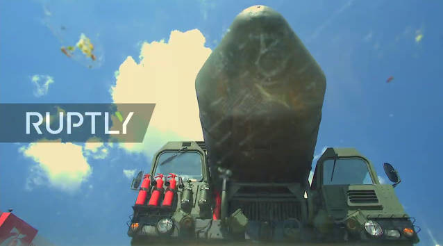 Hệ thống tên lửa đạn đạo liên lục địa (ICBM) RS-24 Yars tiến vào lễ đài. RS-24 là sản phẩm của Viện Công nghệ Nhiệt Moscow, chúng có chuyến bay đầu tiên vào năm 2007 và đi vào biên chế vào năm 2010. Hiện có khoảng trên ba trung đoàn tên lửa RS-24 Yars đang được triển khai trên khắp nước Nga. Tên lửa đạn đạo RS-24 Yars có chiều dài 23 mét, đường kính 2 mét, được thiết kế dựa trên tên lửa SS-29 Topol-M. Tên lửa có thể mang được đến 4 đầu đạn với sức công phá mỗi đầu đạn từ 150 đến 300 kiloton, cùng khả năng vươn đến mục tiêu cách địa điểm phóng tối đa 11.000 km.