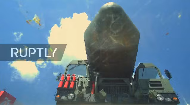 Hệ thống tên lửa đạn đạo liên lục địa (ICBM) RS-24 Yars tiến vào lễ đài. RS-24 là sản phẩm của Viện Công nghệ Nhiệt Moscow, chúng có chuyến bay đầu tiên vào năm 2007 và đi vào biên chế vào năm 2010. Hiện có khoảng trên ba trung đoàn tên lửa RS-24 Yars đang được triển khai trên khắp nước Nga. Tên lửa đạn đạo RS-24 Yars có chiều dài 23 mét, đường kính 2 mét, được thiết kế dựa trên tên lửa SS-29 Topol-M. Tên lửa có thể mang được đến 4 đầu đạn với sức công phá mỗi đầu đạn từ 150 đến 300 kiloton, cùng khả năng vươn đến mục tiêu cách địa điểm phóng tối đa 11.000 km.