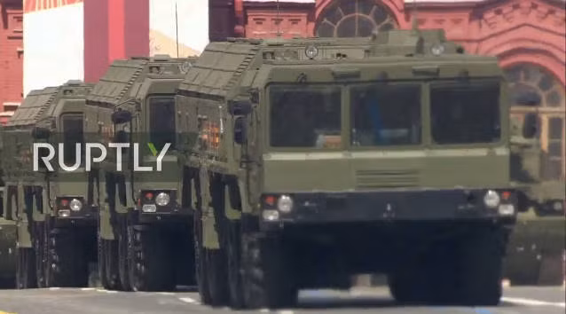 Còn đây là hệ thống tên lửa đạn đạo chiến thuật 9K720 Iskander, Iskander và tên lửa hành trình 9M729 được xem là nguyên nhân chính khiến Mỹ rút khỏi Hiệp ước Lực lượng hạt nhân tầm trung (INF).