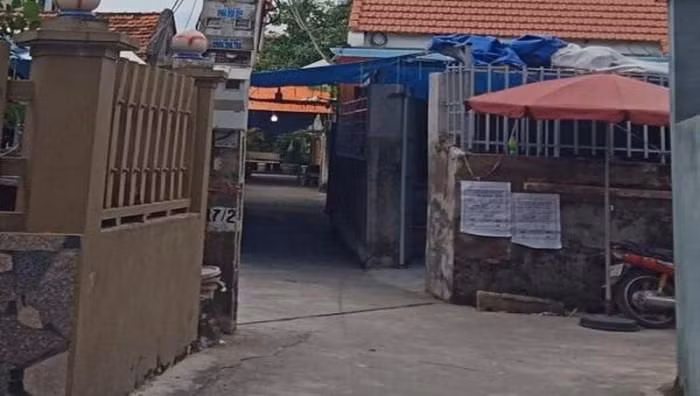  Mâu thuẫn gia đình, anh trai đổ xăng đốt và bị tử vong cùng em gái: Do mâu thuẫn trong gia đình, người anh là V. X.S (SN 1969, trú huyện Cẩm Giàng, Hải Dương)đã đổ xăng xung quanh sân nhà rồi đốt khiến anh S. và em gái là V.T.T (SN 1972, trú cùng địa phương) chết cháy. Ngày 24/10, Công an tỉnh Hải Dương cho biết đang điều tra, làm rõ. 