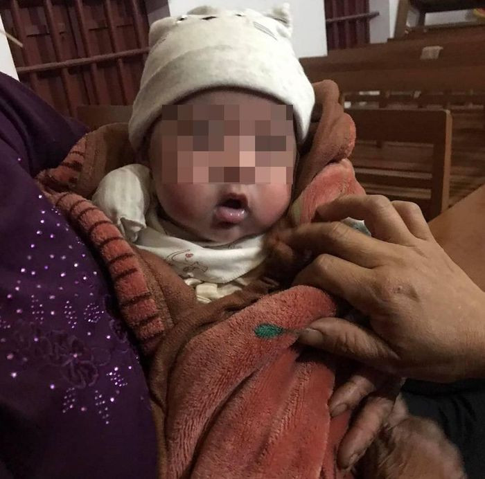  Bé trai 3 tháng tuổi bị bỏ rơi cạnh nhà văn hóa thôn: Ngày 25/10, UBND xã Định Hóa (huyện Kim Sơn, tỉnh Ninh Bình) cho biết, người dân vừa phát hiện bé trai khoảng 3 tháng tuổi được đặt trong một chiếc giỏ. Bên trong có một số vật dụng như bình đựng sữa, quần áo trẻ sơ sinh... trước cửa nhà văn hóa thôn. Hiện chính quyền địa phương đã phát đi thông báo tìm người thân cho cháu bé... 