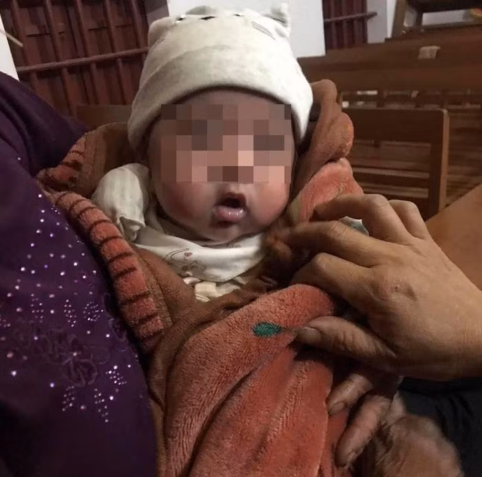  Bé trai 3 tháng tuổi bị bỏ rơi cạnh nhà văn hóa thôn: Ngày 25/10, UBND xã Định Hóa (huyện Kim Sơn, tỉnh Ninh Bình) cho biết, người dân vừa phát hiện bé trai khoảng 3 tháng tuổi được đặt trong một chiếc giỏ. Bên trong có một số vật dụng như bình đựng sữa, quần áo trẻ sơ sinh... trước cửa nhà văn hóa thôn. Hiện chính quyền địa phương đã phát đi thông báo tìm người thân cho cháu bé... 