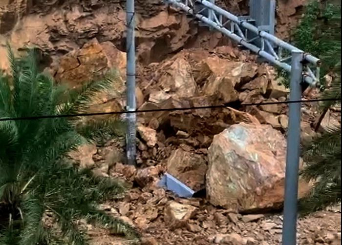  Lở núi ở Quy Nhơn, 3 người bị thương: Sáng 25/10, nhiều tảng đá từ núi Bà Hỏa ở phường Lê Hồng Phong, TP Quy Nhơn, tỉnh Bình Định đã sạt xuống đường Nguyễn Tất Thành. Lúc đó, nhiều người dân đi lại qua khu vực đá rơi, hậu quả, đá văng khiến 3 phụ nữ bị thương, phải nhập viện cấp cứu.