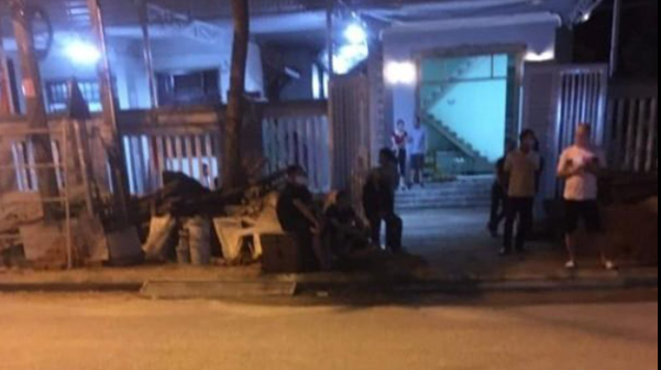  Chủ nhà bị người làm thuê chém chết vì viên gạch vỡ: Lê Hữu Tiến (quê ở tỉnh Thanh Hóa - làm nghề hút hầm vệ sinh) sau khi lùi xe làm vỡ viên gạch của chủ nhà là anh Nguyễn Đăng Q. (SN 1981, trú thị xã Hương Trà, tỉnh TT-Huế). Tiến bị anh Q. đuổi đánh, đối tượng đã bỏ chạy gọi thêm người. Nhóm này mang hung khí đến, chém chủ nhà tử vong. Ngày 25/10, Công an tỉnh TT-Huế cho biết đang điều tra, làm rõ. 