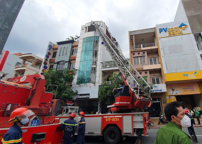  Cháy nhà cao tầng, một người trượt chân rơi từ tầng 4 xuống: Chiều 25/10, tại phường 13, quận Tân Bình, TP HCM xảy ra cháy ở tầng 2 một căn nhà 5 tầng. Ở hiện trường, một số người may mắn kịp thoát ra ngoài, nhiều người mắc kẹt bên trong, một người trong lúc hoảng loạn đã trượt chân rơi từ tầng 4 xuống bị thương được đưa đi bệnh viện cấp cứu.