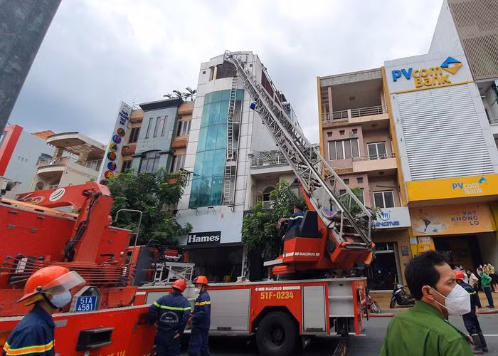  Cháy nhà cao tầng, một người trượt chân rơi từ tầng 4 xuống: Chiều 25/10, tại phường 13, quận Tân Bình, TP HCM xảy ra cháy ở tầng 2 một căn nhà 5 tầng. Ở hiện trường, một số người may mắn kịp thoát ra ngoài, nhiều người mắc kẹt bên trong, một người trong lúc hoảng loạn đã trượt chân rơi từ tầng 4 xuống bị thương được đưa đi bệnh viện cấp cứu.