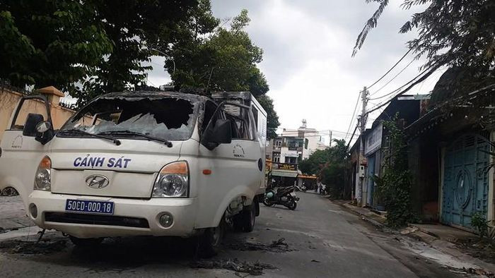  Xe chở phạm nhân bốc cháy khi đang chạy trên đường: Trưa 25/10, chiếc xe chở phạm nhân của Công an TP.HCM đang chạy trên đường Tân Thới Hiệp 09 (phường Tân Thới Hiệp, quận 12). Khi xe chỉ cách nhà tạm giữ Công an quận 12 chừng 100m thì bất ngờ bốc cháy. Vụ cháy không gây thiệt hại về người, nguyên nhân ban đầu có thể là do chập điện.