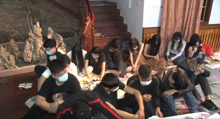  Bắt quả tang 15 đối tượng đang 'bay lắc' giữa mùa dịch: Ngày 20/10, Công an tỉnh Hà Nam cho biết vừa bắt giữ 15 đối tượng đang tổ chức sử dụng trái phép ma túy tại phường Lê Hồng Phong, TP Phủ Lý. Test nhanh 15 đối tượng đều dương tính với ma túy. Các đối tượng khai nhận mua ma túy của một đối tượng không quen biết và sử dụng ngôi nhà trên để tụ tập “bay lắc”.