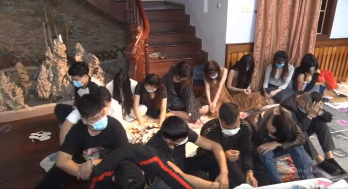  Bắt quả tang 15 đối tượng đang 'bay lắc' giữa mùa dịch: Ngày 20/10, Công an tỉnh Hà Nam cho biết vừa bắt giữ 15 đối tượng đang tổ chức sử dụng trái phép ma túy tại phường Lê Hồng Phong, TP Phủ Lý. Test nhanh 15 đối tượng đều dương tính với ma túy. Các đối tượng khai nhận mua ma túy của một đối tượng không quen biết và sử dụng ngôi nhà trên để tụ tập “bay lắc”.