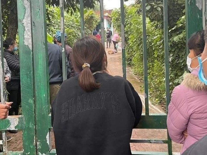 Ông Đỗ Đức Dậu (Trưởng thôn Tuấn Mỹ, xã Tân Thanh), một trong những người đầu tiên tiếp cận hiện trường vẫn chưa giấu hết sự sợ hãi, ám ảnh. Theo lời ông Dậu, khi tới nơi, mọi người phát hiện bà Thoa nằm tử vong sau cánh cổng, cách vài chục mét là thi thể ông Luật nằm giữa sân. Trong khi chị Trần Thị Thảo không thấy đâu. Nghĩ rằng chị Thảo vẫn còn sống, mọi người tỏa ra đi tìm nhưng không thấy. Chỉ tới khi cơ quan công an xuất hiện, khám nghiệm hiện trường thì mới phát hiện ra thi thể chị Thảo nằm ở sân, bị vùi lấp bởi đống lá, cành cây.