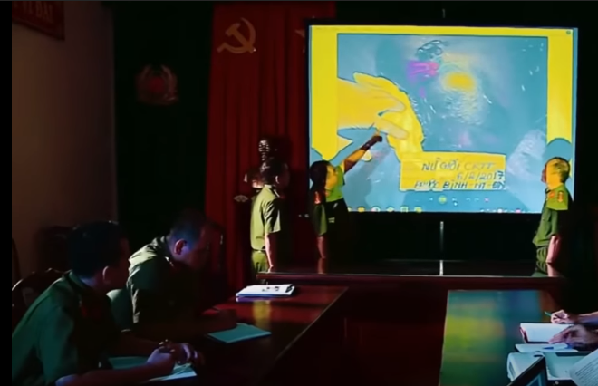 Nhưng qua đặc điểm nhân dạng, đặc điểm nữ trang, hình xăm mà thân nhân nạn nhân xác nhận, cơ quan Công an cho rằng, nạn nhân bị sát hại, bị nhét vào bao tải chính là Trần Thị Thanh Hoàn. 