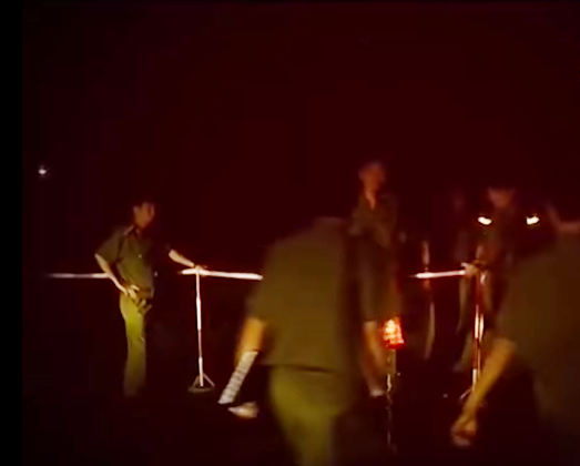 Qua kết quả khám nghiệm tử thi, cơ quan CSĐT xác định nạn nhân tử vong bởi 16 nhát dao hiểm ác. Những dấu hiệu từ hiện trường cũng cho thấy, trước khi tử vong, nạn nhân và nghi phạm đã xảy ra quá trình vật lộn. Điều khó khăn trong quá trình điều tra vụ án này là nạn nhân không để lại bất cứ thông tin cá nhân nào và vụ án xảy ra trong đêm khuya không có người chứng kiến. Cơ quan CSĐT nhận định, “chìa khóa” vụ án là phải xác định bằng được danh tính người xấu số.