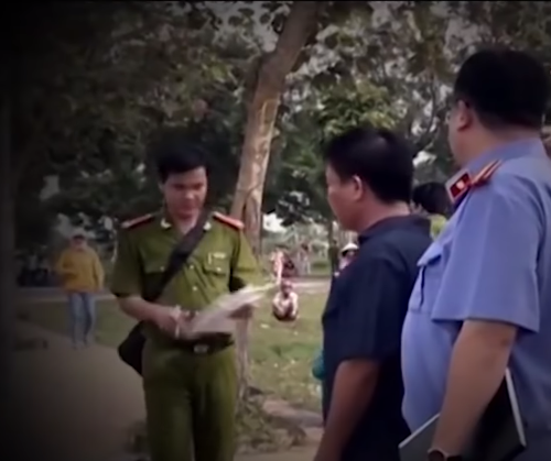 Bên cạnh đó, nghi phạm ra tay giết người chỉ để thực hiện âm mưu cướp tài sản. Một thông tin quan trọng khác chính là sự mô tả của nhân chứng về người khách thuê xe ôm trẻ tuổi xuất hiện ở hai vụ án mạng gần nhất. Cơ quan CSĐT đưa rất nhiều đối tượng tình nghi vào tầm ngắm, đề nghị hỗ trợ điều tra từ CA các tỉnh bạn.