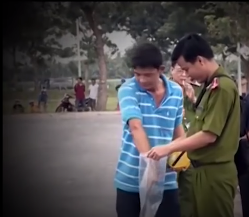 Xâu chuỗi ba vụ án mạng, cơ quan CSĐT dần tập trung vào giả thiết chỉ có một hung thủ. Đầu tiên là bởi hành vi giết người tàn nhẫn, đối tượng luôn tìm cách dẫn dụ nạn nhân đên khu vực vắng người rồi từ phía sau tập kích. Cả 3 nạn nhân cùng có thương tích, nguyên nhân tử vong tương đồng.