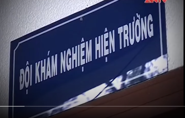 Trước tính chất nghiêm trọng của vụ án, cơ quan CSĐT bí mật sàng lọc đối tượng, phân tích các mối quan hệ trước đó của nạn nhân nhằm truy tìm manh mối. Lúc này, cơ quan CSĐT đã đặt ra giả thiết về sự liên quan giữa hai vụ án có cùng cách thức gây án khá giống nhau. Tuy nhiên, do hiện trường 2 vụ án cách xa nhau nên mối liên hệ này cũng không rõ ràng khiến hướng điều tra bị phân tán.