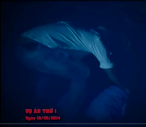 Nạn nhân tử vong bởi hàng chục vết đâm. Tại hiện trường, những vùng máu khô còn vương vãi kéo dài hơn 20m. Ngay sau đó, các đơn vị nghiệp vụ CQCA TP Mỹ Tho, cơ quan CSĐT CA tỉnh Tiền Giang lập tức có mặt triển khai công tác điều tra phá án.