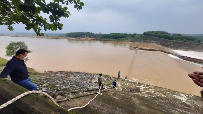 Pho Giam doc So cung doan cong tac mac ket giua dap thuy loi