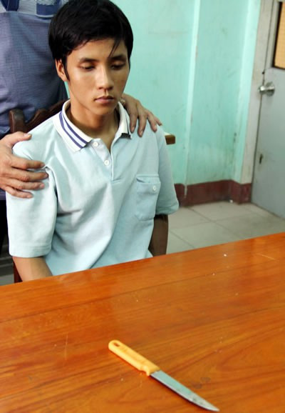 Theo điều tra, sau khi gây án, Dũng ghé về nhà rồi vội vã nhờ người thân đưa xuống QL1A đón xe vào TP HCM ngay trong đêm. Chiều 16/3/2012, sau khi gặp được Bửu, Dũng đã quăng ngay sim điện thoại. Tại TP HCM, Dũng cũng đã liên tục thay đổi địa điểm làm việc và chỗ ở. Các mối quan hệ, đặc biệt là quan hệ nam nữ của Dũng cũng khá phức tạp. Trong đó trẻ có, già có (vì dẻo miệng và bảnh trai). Không ai rõ hiện Dũng đang ở đâu.