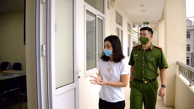 Bằng phương thức thủ đoạn trên, đối tượng khai nhận đã tạo niềm tin và lừa đảo chiểm đoạt tài sản của anh Phạm Quang V. và chị Vương H. số tiền gần 1 tỷ đồng; vợ chồng anh chị V.H và Đ.T.N.H (ở Thanh Hóa); chị Q.L.T – nhân viên bán vé máy bay; ông N.Q.H - luật sư với tổng số tiền 4 tỷ 143 triệu đồng.