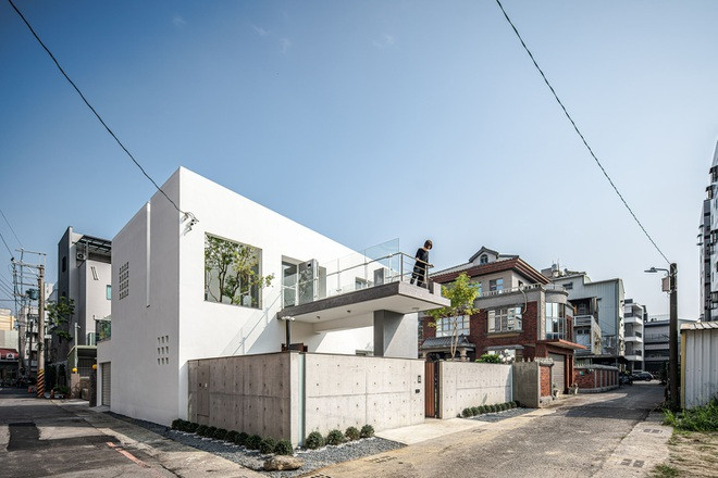 He lo dieu bat ngo nam trong ngoi nha nhin be ngoai nhu lo cot