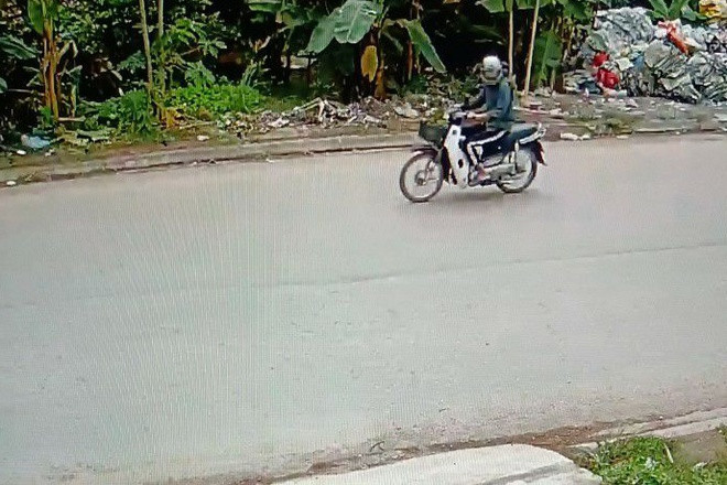 Công an tỉnh Bắc Giang cho biết thêm, khi rời hiện trường, Hiếu đi xe máy hiệu Honda Dream biển kiểm soát 98H5-2868, đội mũ bảo hiểm, mặc quần dài có vạch kẻ trắng và áo dài tay màu xanh.