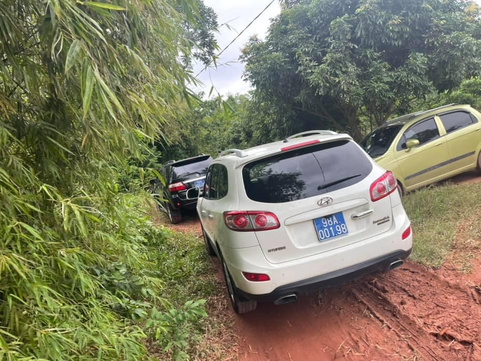 Công an đề nghị người dân khi có thông tin về Hiếu, thông báo đến cơ quan công an gần nhất hoặc qua số điện thoại: 0913.258.127 hoặc 0984.225.793. Hiện vụ thảm sát ở Bắc Giang khiến 3 người tử vong đang được cơ quan chức năng truy tìm hung thủ để điều tra làm rõ vụ án. 