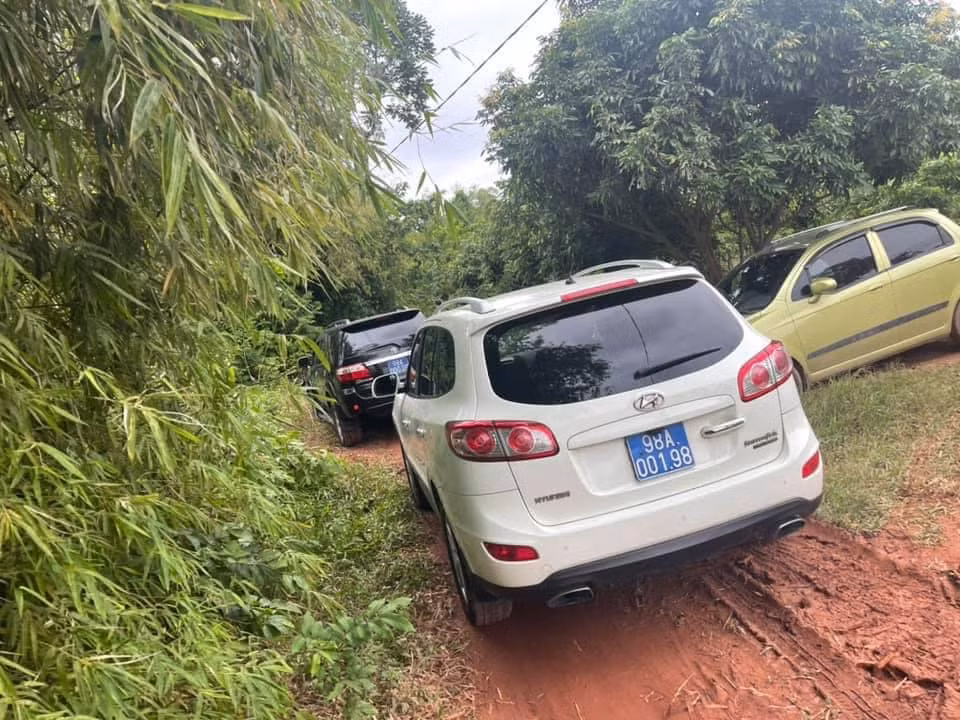 Công an đề nghị người dân khi có thông tin về Hiếu, thông báo đến cơ quan công an gần nhất hoặc qua số điện thoại: 0913.258.127 hoặc 0984.225.793. Hiện vụ thảm sát ở Bắc Giang khiến 3 người tử vong đang được cơ quan chức năng truy tìm hung thủ để điều tra làm rõ vụ án. 