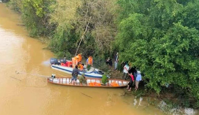  Tìm kiếm nữ sinh lớp 8 nghi nhảy xuống sông tự tử: Thông tin từ UBND huyện Lệ Thủy, tỉnh Quảng Bình cho biết đến 11h ngày hôm nay (29/10), lực lượng chức năng vẫn đang tổ chức tìm kiếm một nữ sinh mất tích trên sông Kiến Giang chảy qua địa bàn xã Mỹ Thủy. Nạn nhân được xác định là L.N.B.T (ngụ thôn Xuân Hồi, xã Liên Thủy) - đang là học sinh lớp 8 tại Trường THCS xã Liên Thủy. 