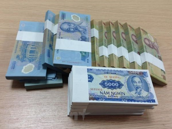  Cựu nhân viên ngân hàng lừa đổi tiền tết hàng tỷ đồng: Từ tháng 10/2020, do chơi tiền ảo thua lỗ, Nguyễn Ngọc Kiên (SN 1995, Cựu nhân viên một Ngân hàng Thương mại ở Hà Nội đã chiếm đoạt tiền của 17 đồng nghiệp thông qua việc đưa ra thông tin có thể đổi được tiền mới (không mất phí) tổng số tiền hơn 4,3 tỷ đồng. Ngày 29/10, VKSND TP Hà Nội cho biết vừa truy tố Kiên. 